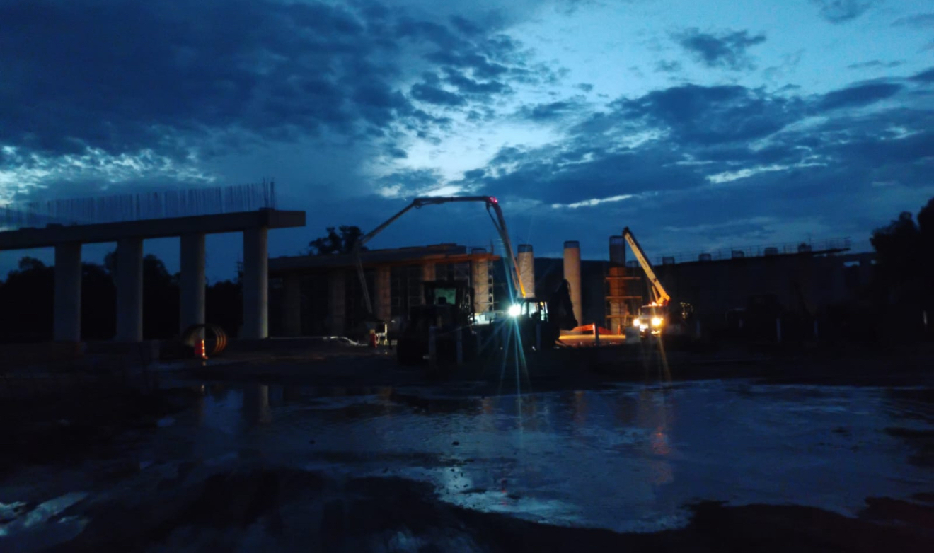 Trabajos de construcción al anochecer